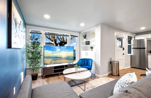 Everett Apartamento | Historic 2 BR apartment in Everett, WA, sleeps 6. Includes a FREE reserved parking spot! Remodeled with A/C, W/D, and full kitchen. Minutes from Arena, Medical Center, and Naval Station.