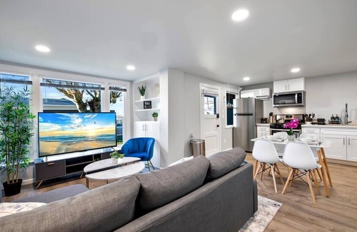 Everett Apartamento | Historic 2 BR apartment in Everett, WA, sleeps 6. Includes a FREE reserved parking spot! Remodeled with A/C, W/D, and full kitchen. Minutes from Arena, Medical Center, and Naval Station.