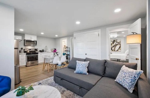 Everett Apartamento | Historic 2 BR apartment in Everett, WA, sleeps 6. Includes a FREE reserved parking spot! Remodeled with A/C, W/D, and full kitchen. Minutes from Arena, Medical Center, and Naval Station.