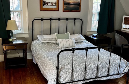 Gastonia Casa | Historic 20s Cottage sits under the breath taking oaks.