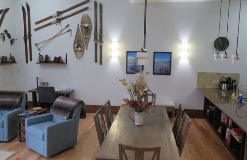 East Kootenay Apartamento | Historic Schoolhouse | Hot tub | Accessible
