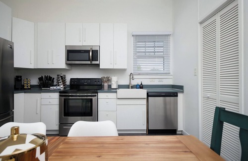 Southtown Condominio | Historic 3BR Near Riverwalk | Corporate/Relocation Wi-Fi W/D 30+ Nights