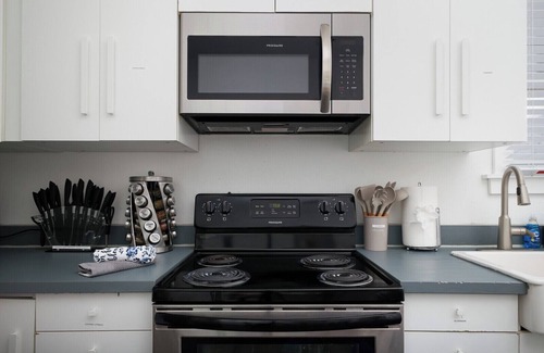 Southtown Condominio | Historic 3BR Near Riverwalk | Corporate/Relocation Wi-Fi W/D 30+ Nights