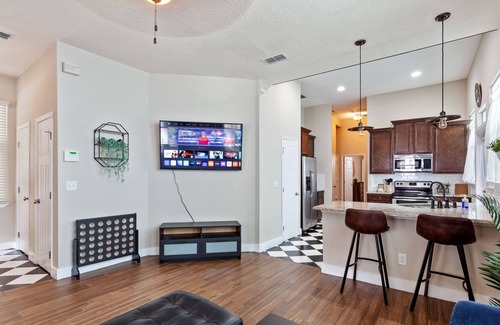 Urban Core Casa | “Historic 3BR Porch Home 5 Min to Downtown Jax & Jags Stadium Pet-Friendly
