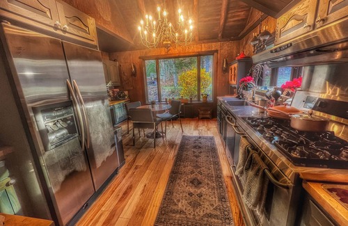 Amston Cabina | Historic 4 Bedroom Luxury Cabin with Private Waterfall & Lake Access