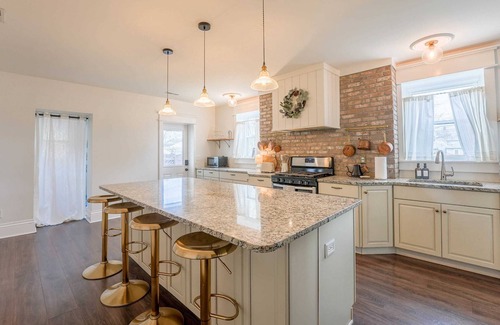 St. Charles Historic District Casa | Downtown St. Charles Cozy Historic Home