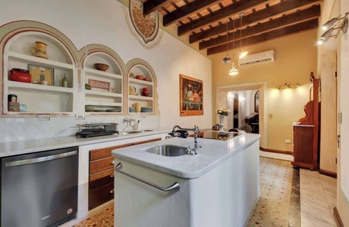 San Francisco Cama Y Desayuno | Historic 4 Story Mansion w. Pool in Old San Juan