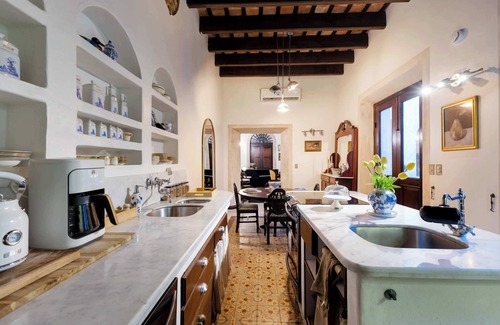 San Francisco Cama Y Desayuno | Historic 4 Story Mansion w. Pool in Old San Juan