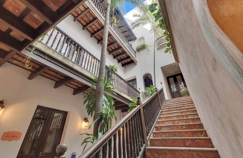San Francisco Cama Y Desayuno | Historic 4 Story Mansion w. Pool in Old San Juan