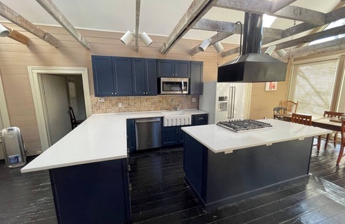 Apex Casa | Historic 4BR Retreat with Stunning Scenic Views