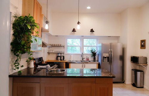 Phillips Casa | Historic 5/4 Spacious Sleeps 16 Hot Tub Pool A&M