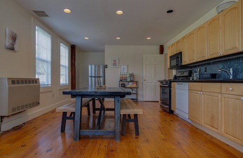 Fly Creek Casa | Historic 5-BD 3-BA House In Fly Creek, 10 Mins to Dreams Park