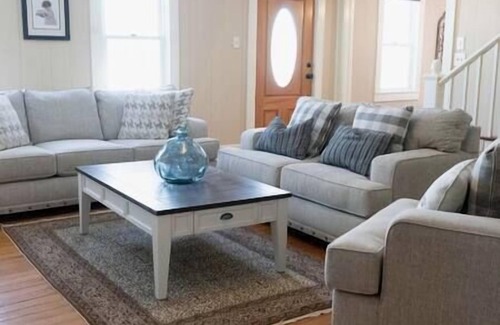 Hamptonville Otro | Historic 5 Bedroom Farmhouse in Wine Country
