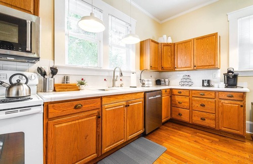 Lakeland Casa | Historic 5BR |4 King Beds | Walk to Florida Southern U | Private Deck | Near Lake Hollingsworth!