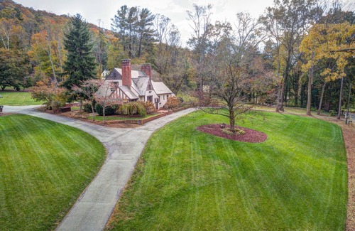 Skyland Casa | Histórico 8 BR Tudor en 3 1/2 Acres. Urbanización privada y hermoso entorno.