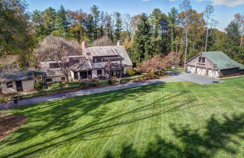 Skyland Casa | Histórico 8 BR Tudor en 3 1/2 Acres. Urbanización privada y hermoso entorno.