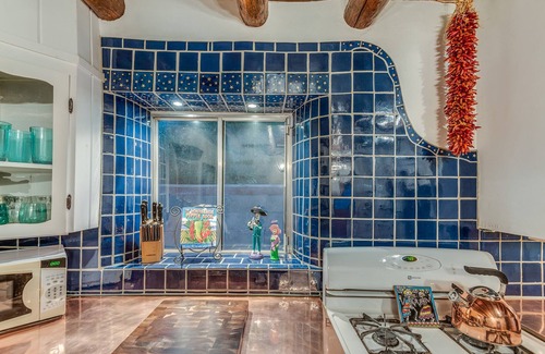 Historic Eastside Casa | ** Adobe histórico con bañera de hidromasaje en Canyon Road ** ¡Casita con bañera de hidromasaje y bicicletas!