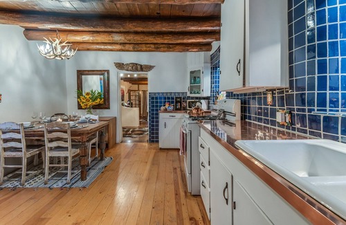 Historic Eastside Casa | ** Adobe histórico con bañera de hidromasaje en Canyon Road ** ¡Casita con bañera de hidromasaje y bicicletas!