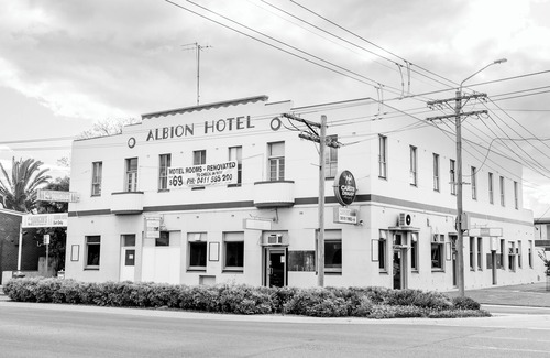 Finley Apartamento | Historic Albion Hotel: Charming One Bedroom, walking distance to everything