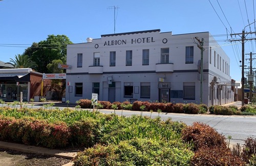 Finley Apartamento | Historic Albion Hotel: Charming One Bedroom, walking distance to everything