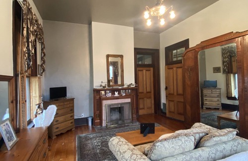 Glasgow Casa | Historic and Inspirational Mansion in quaint MO river town!