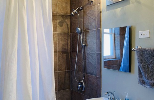 Edgewater Casa | Historic Andersonville Coach House