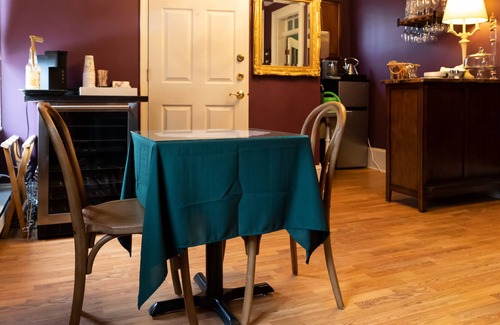 Ste Genevieve Apartamento | Historic apartment in walking distance to cafes and boutiques!
