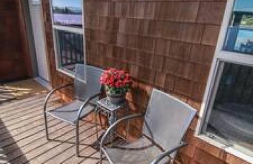 Astoria Apartamento | Historic Astoria Waterfront Views & Vintage Vibes