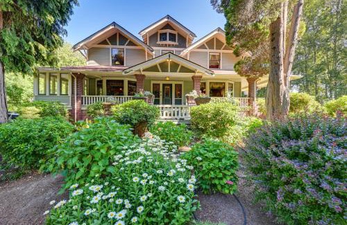 Kent Casa | Historic Auburn House on 37 Acres with Private Lake!