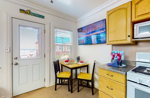 Townsite Cabaña | Historic beach cottage w/full kitchen & free wifi, steps from the beach