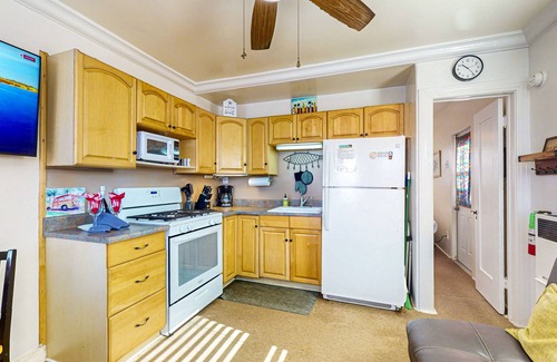 Townsite Cabaña | Historic beach cottage w/full kitchen & free wifi, steps from the beach