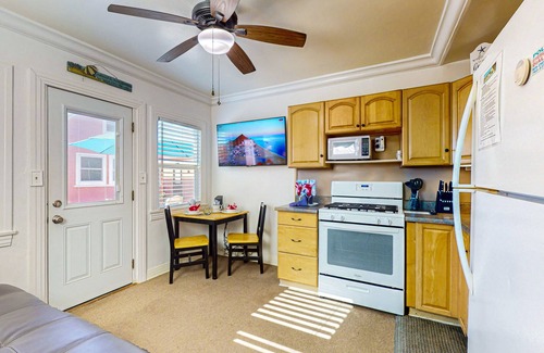 Townsite Cabaña | Historic beach cottage w/full kitchen & free wifi, steps from the beach