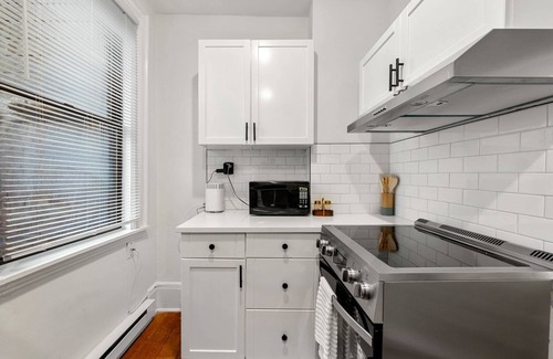 Beacon Hill Apartamento | Historic Beacon Hill Charm: Modern Apt w/ Patio, High-Speed WiFi, Steps to Cafes and Boston Commons!