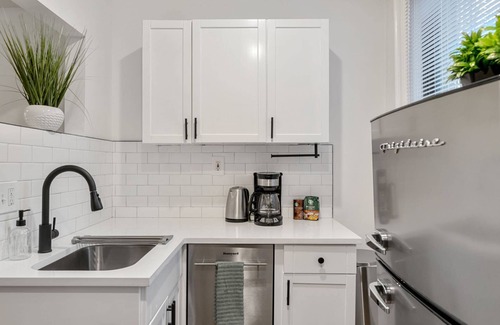 Beacon Hill Apartamento | Historic Beacon Hill Charm: Modern Apt w/ Patio, High-Speed WiFi, Steps to Cafes and Boston Commons!