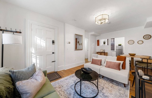 Beacon Hill Apartamento | Historic Beacon Hill Charm: Modern Apt w/ Patio, High-Speed WiFi, Steps to Cafes and Boston Commons!