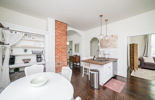 Lynchburg Casa | Historic Beauty in ❤️ of Downtown. Fam & Pet Friendly. 5 miles to Liberty.