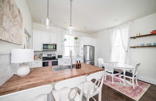 Lynchburg Casa | Historic Beauty in ❤️ of Downtown. Fam & Pet Friendly. 5 miles to Liberty.