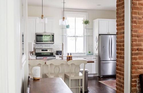 Lynchburg Casa | Historic Beauty in ❤️ of Downtown. Fam & Pet Friendly. 5 miles to Liberty.