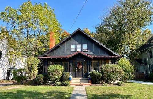 Hamburg Casa | Historic Bulldog Bungalow