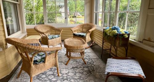 Hamburg Casa | Historic Bulldog Bungalow