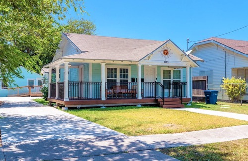 Del Mar Casa | Historic Bungalow+ColePark+Ext Stay Discts-2