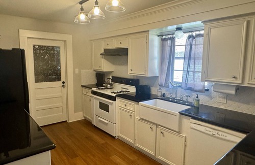 Humble Casa | Historic Bungalow! 2bed, 2bath, 2den, Downtown Humble, IAH 8min!