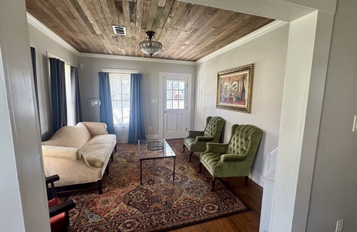 Humble Casa | Historic Bungalow! 2bed, 2bath, 2den, Downtown Humble, IAH 8min!