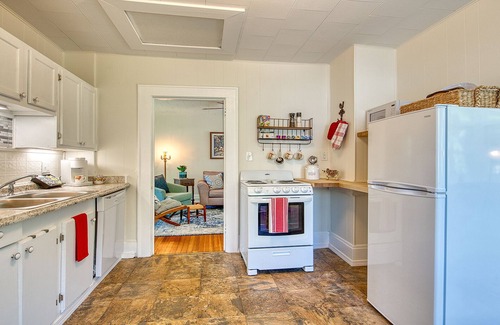 Waynesville Casa | Historic Carriage House - Downtown Waynesville, Walk to Main Street! Fast Wifi!