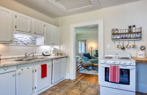 Waynesville Casa | Historic Carriage House - Downtown Waynesville, Walk to Main Street! Fast Wifi!