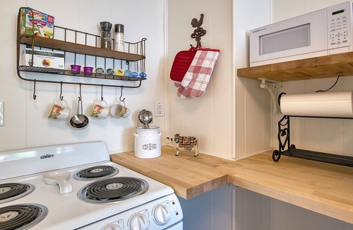 Waynesville Casa | Historic Carriage House - Downtown Waynesville, Walk to Main Street! Fast Wifi!
