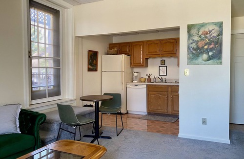 Meadville Apartamento | Historic Central Downtown Apartment Close to Allegheny