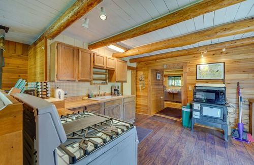 Hope Apartamento | Historic Century-Old Cabin in Downtown Hope