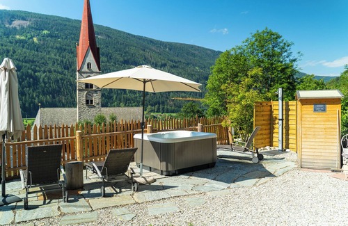 Colli In Pusteria Chalet De Esquí | Historic Chalet Neuhaus - with open air jacuzzi & infrared sauna!