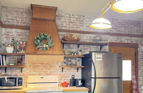 Salina Cabaña | Historic charm, college proximity, and local flavor – your cozy, retreat awaits!